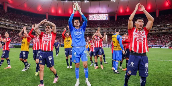 Jugadores agradeciendo. Foto: Chivas