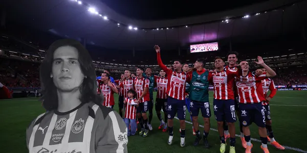 Jugadores celebrando de fondo, foto de Chivas, con Campillo al frente.