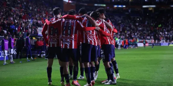 Jugadores celebrando. Foto: Chivas