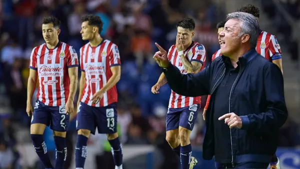 Jugadores Chivas y Domènec Torrent (Foto tomada de: MexSport)