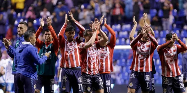 Jugadores dando garcias a la afición. Foto: Chivas