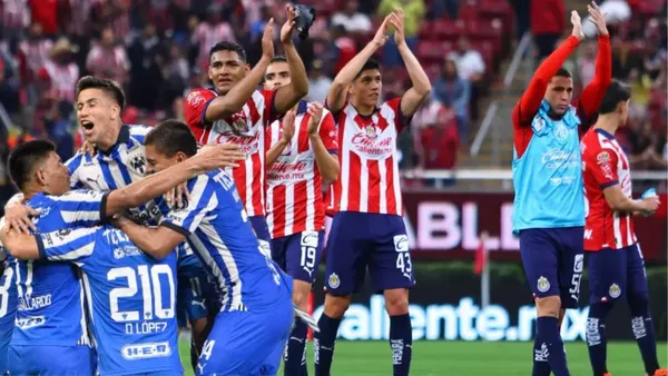 Jugadores de Chivas agradeciendo y jugadores de Rayados celebran