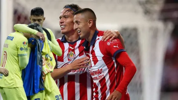 Jugadores de Chivas celebran y de América se lamentan