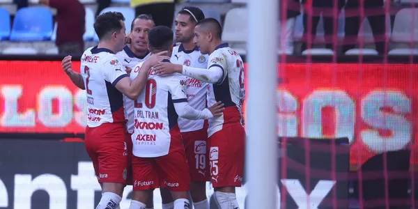 Jugadores de Chivas celebrando el gol del Piojo/FOTO: X Chivas