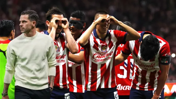 Jugadores de Chivas celebrando y Gago