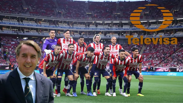 Jugadores de Chivas con el logo de Televisa y Azcárraga