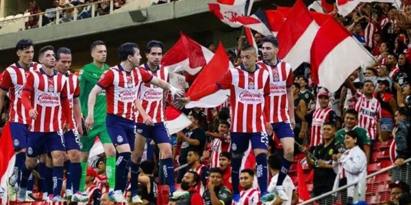 Jugadores de Chivas con la afición/FOTO: Récord