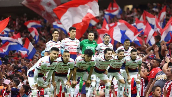 Jugadores de Chivas con la afición rojiblanca