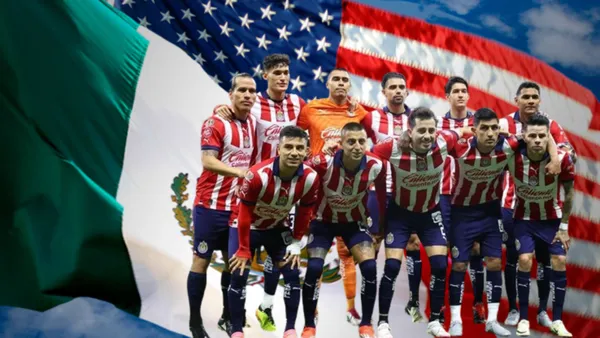 Jugadores de Chivas con las banderas de México y USA