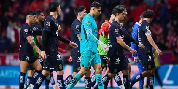 Jugadores de Chivas durante la derrota ante Toluca (Fuente: MEXSPORT)
