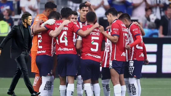 Jugadores de Chivas en Charla previo a partido y Fernando Gago