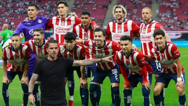 Jugadores de Chivas en la foto y Gago
