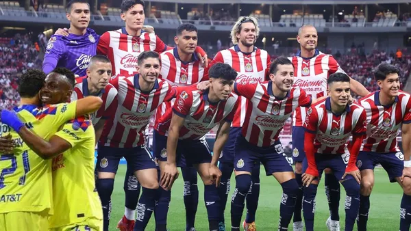 Jugadores de Chivas en la foto y los de América abrazados