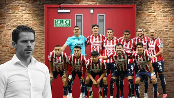 Jugadores de Chivas en la puerta de salida con Gago