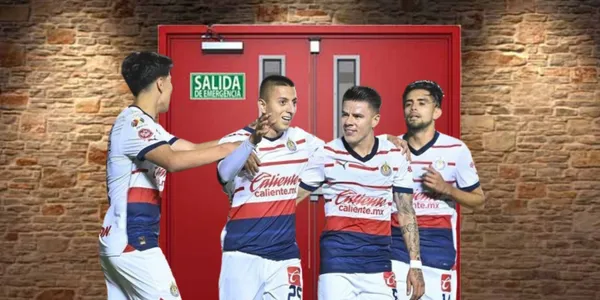 Jugadores de Chivas en la puerta de salida/FOTO: Récord
