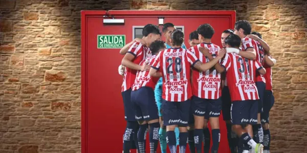 Jugadores de Chivas en la puerta de salida/FOTO: X Goles y Cifras