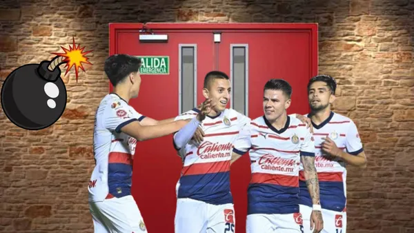 Jugadores de Chivas en la puerta de salida y su bombazo