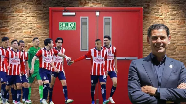 Jugadores de Chivas en la puerta y Hierro