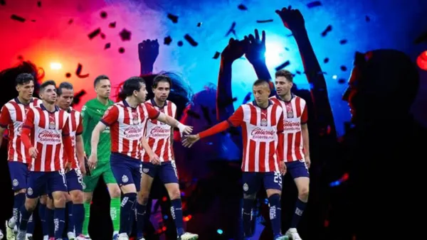 Jugadores de Chivas en una fiesta