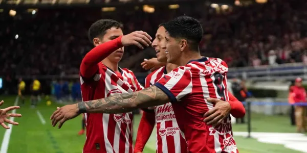 Jugadores de Chivas festejando goles (Fuente: MEXSPORT)