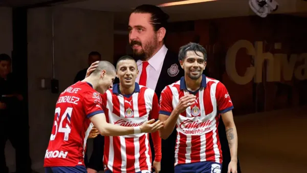 Jugadores de Chivas festejando un gol y Amaury Vergara