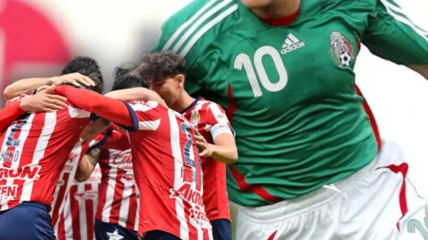Jugadores de Chivas festejando un gol y Cuauhtémoc Blanco con la playera 10 de México