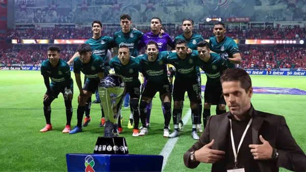 Jugadores de Chivas frente al trofeo de la liga mx y Gago
