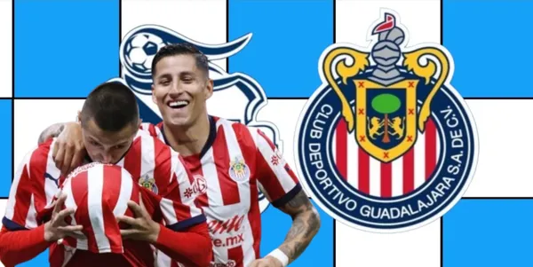 Jugadores de Chivas junto al escudo del Club Puebla y Chivas / FOTO RÉCORD