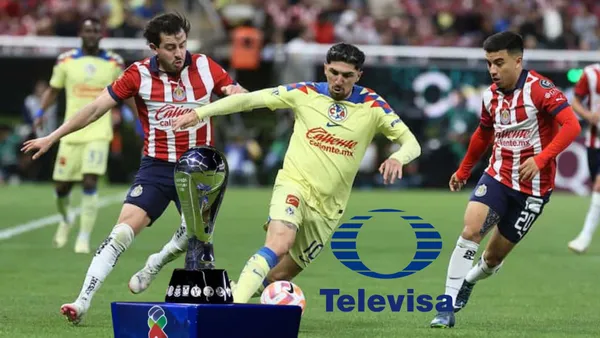 Jugadores de Chivas peleando el balón vs los de América y el trofeo de la liga mx