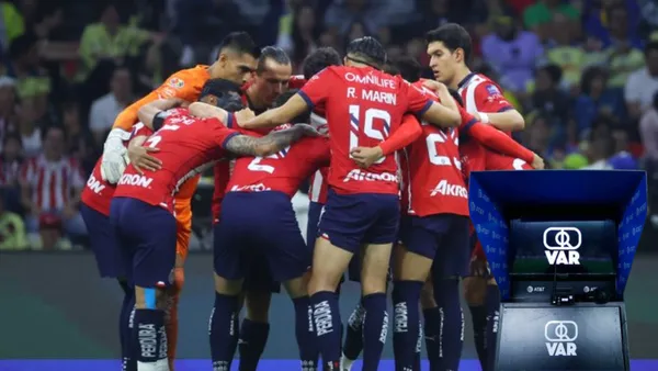 jugadores de chivas reunidos y el VAR