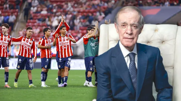 Jugadores de Chivas tras el triunfo ante Pachuca y José Ramón Fernández