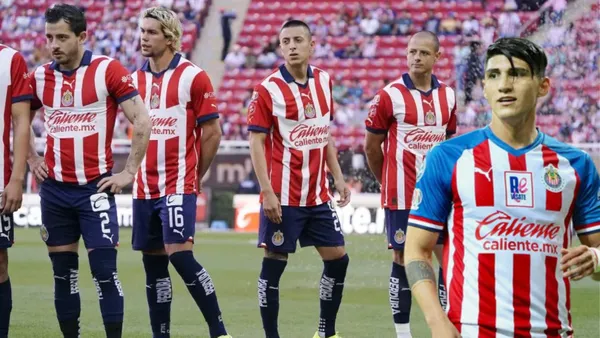 Jugadores de Chivas y Alan Pulido con la rojiblanca