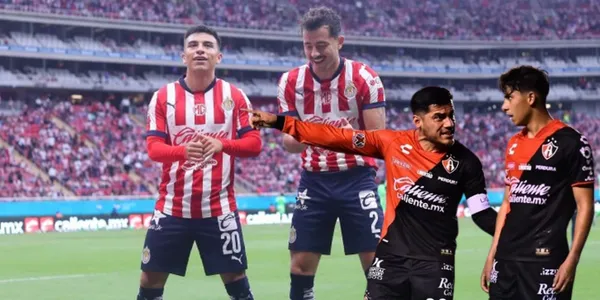 Jugadores de Chivas y Atlas/FOTO: X