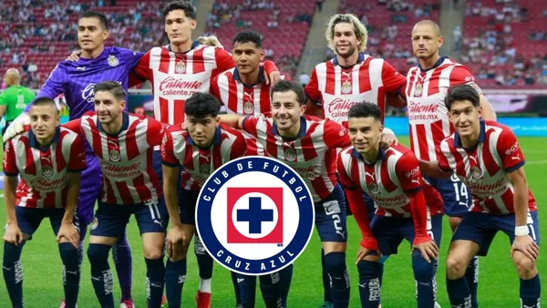 Jugadores de Chivas y el escudo de Cruz Azul