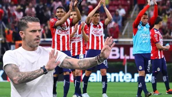 Jugadores de Chivas y Gago dando indicaiones