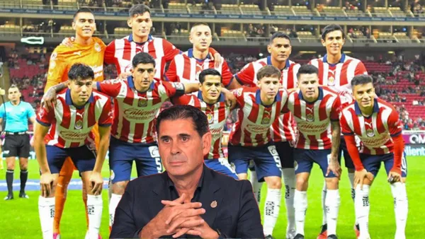 Jugadores de Chivas y Hierro observando