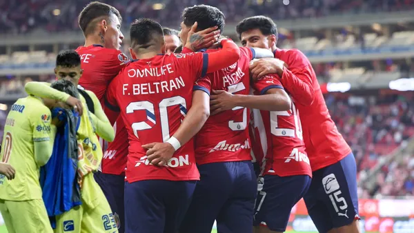 Jugadores de Chivas y jugadores de América llorando