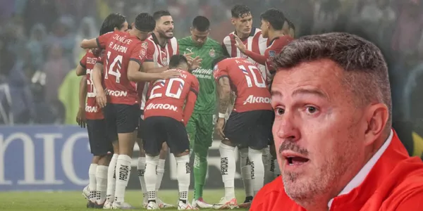 Jugadores de Chivas y Óscar García (Fuente: MEXSPORT)