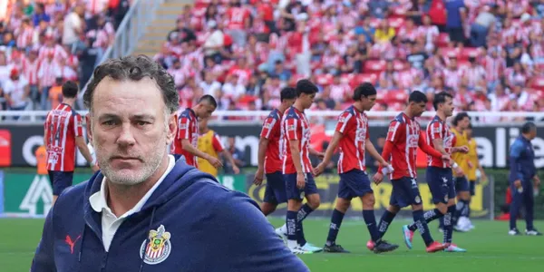 Jugadores de fondo, foto de Chivas, con Milito al frente