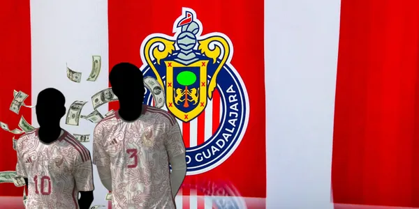 Jugadores de la Selección Mexicana junto al escudo de Chivas / FOTO MARCA