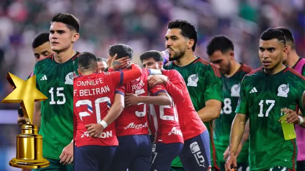 Jugadores de la selección y jugadores de Chivas con un premio