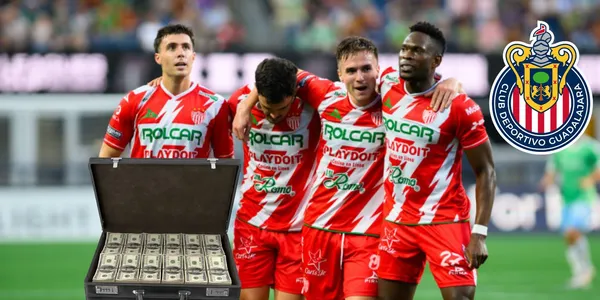 Jugadores de Necaxa con el escudo de Chivas y maletín de dinero
