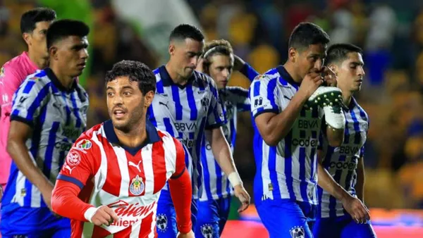 Jugadores de Rayados y Carlos Vela con la de Chivas