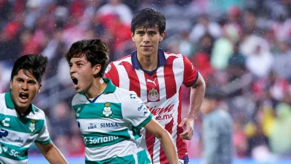 Jugadores de Santos y Macías con Chivas