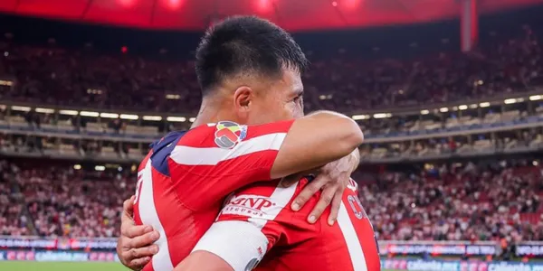 Jugadores en abrazo. Foto: Chivas