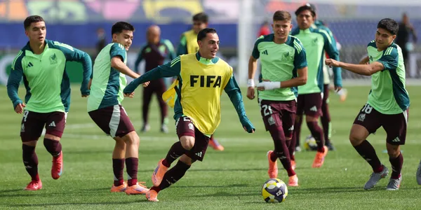 Jugadores en calentamiento. Foto: Selección mexicana