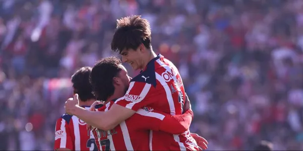 Jugadores en celebración. Foto: Chivas