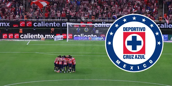 Jugadores en charla, fondo de Chivas, con escudo de Cruz Azul al frente