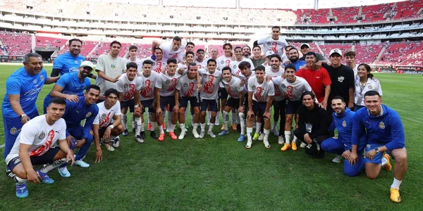 Jugadores en despedida de Chapo/FOTO: Chivas en inglés