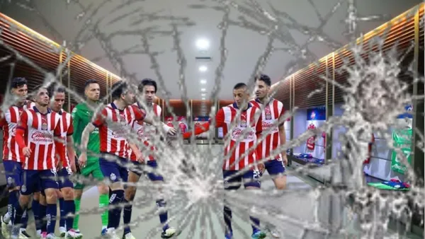 Jugadores en el vestidor de Chivas tras cristal roto